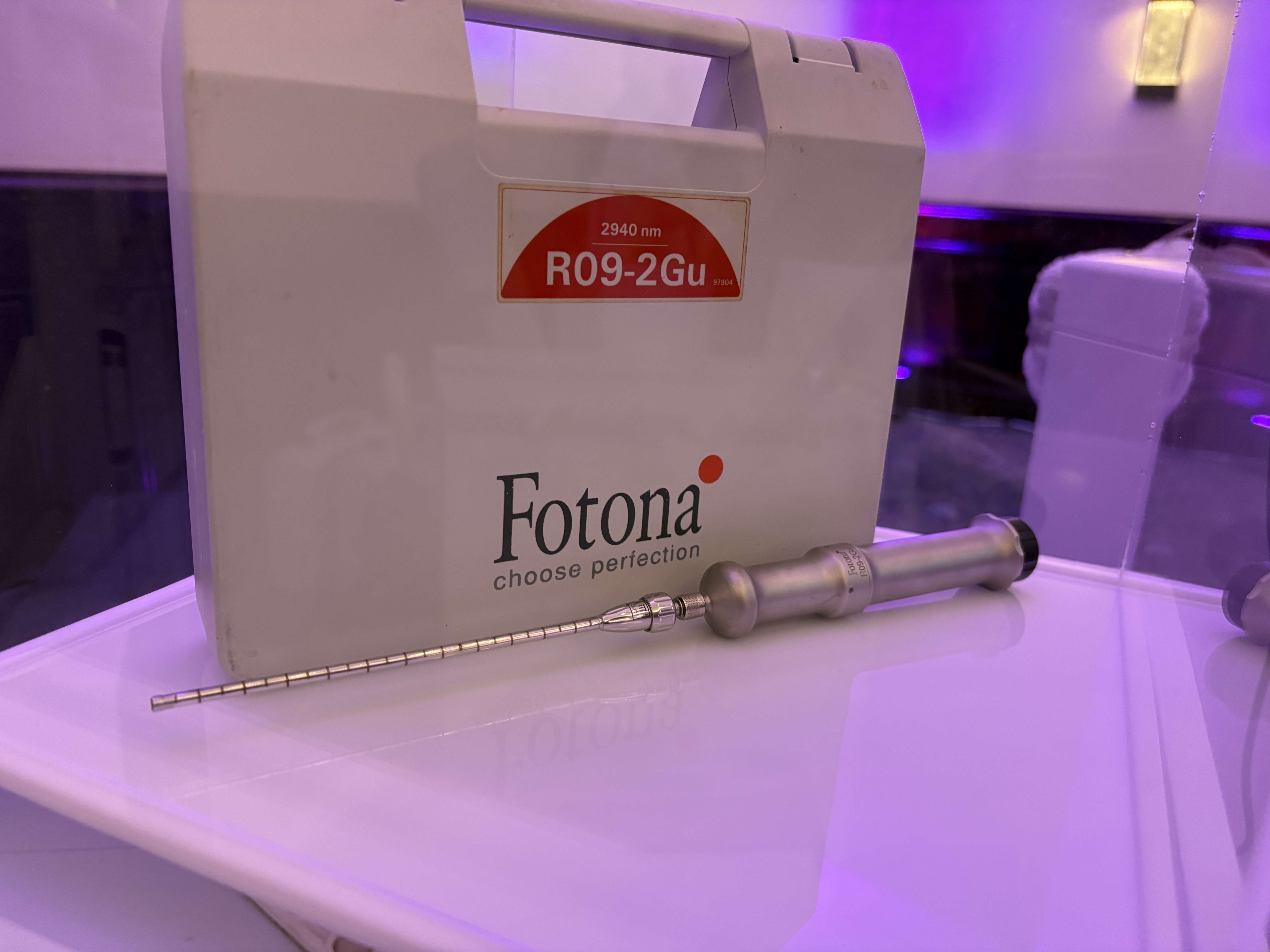 Pieza intrauretral de tecnología Fotona presentada durante el VELA Academy International Focus Meeting 2026