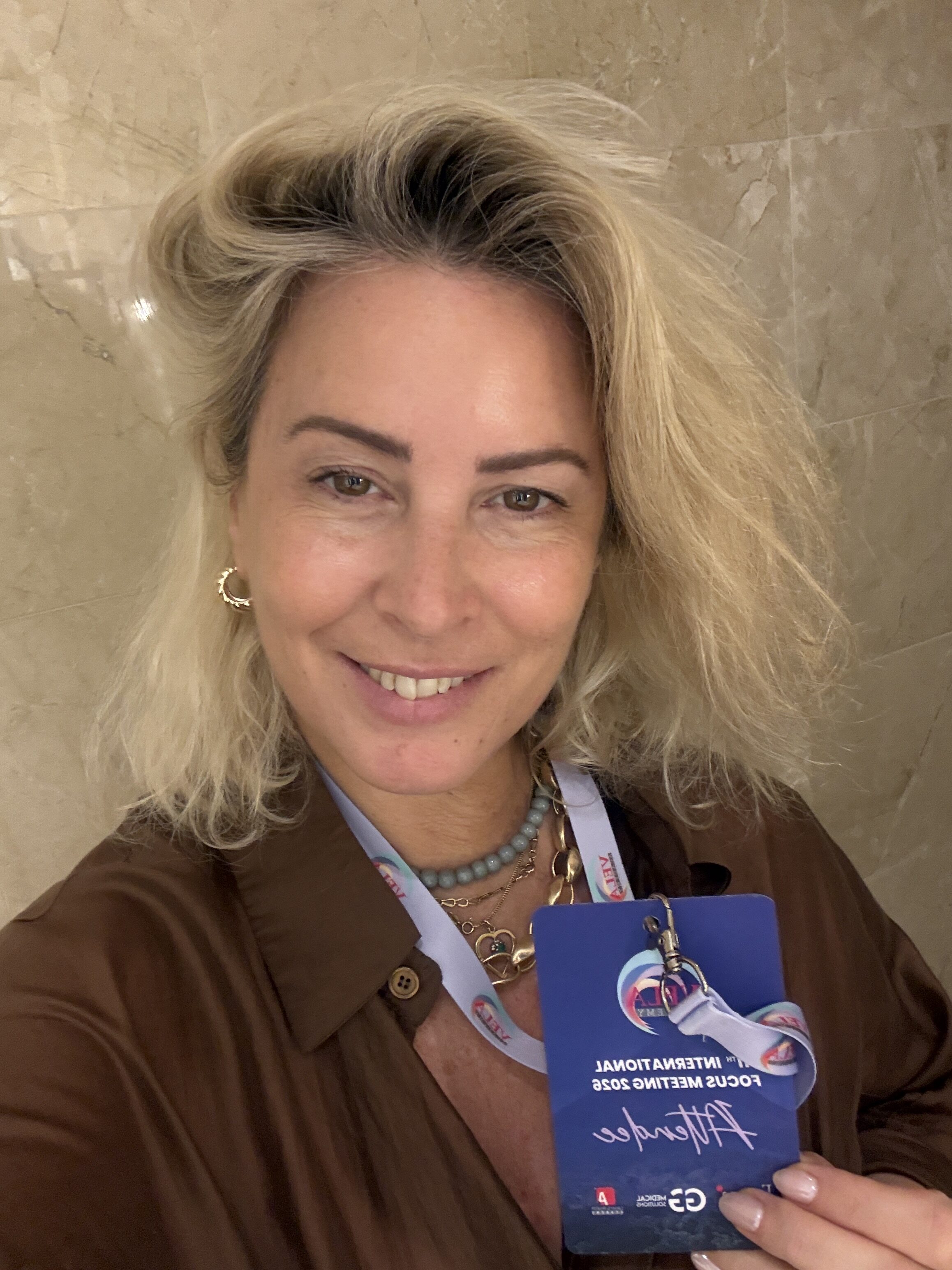Dra. Catalina Alexenicer con su tarjeta de ingreso al VELA Academy International Focus Meeting 2026