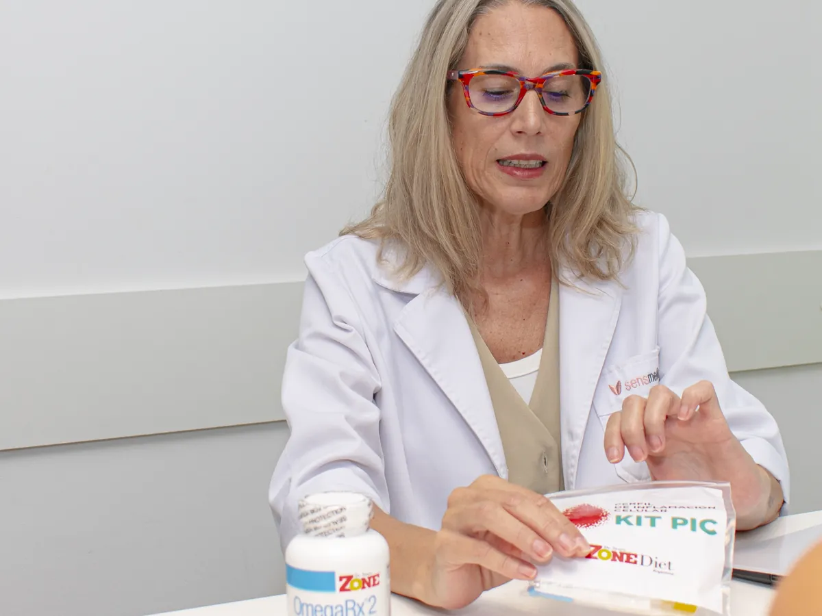 Médica de Sens Medical explicando a una paciente el kit del Perfil de Inflamación Celular (PIC)