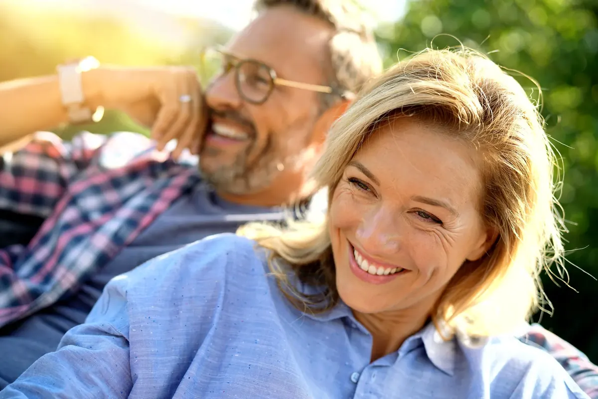 Pareja adulta disfrutando de un momento de bienestar al aire libre