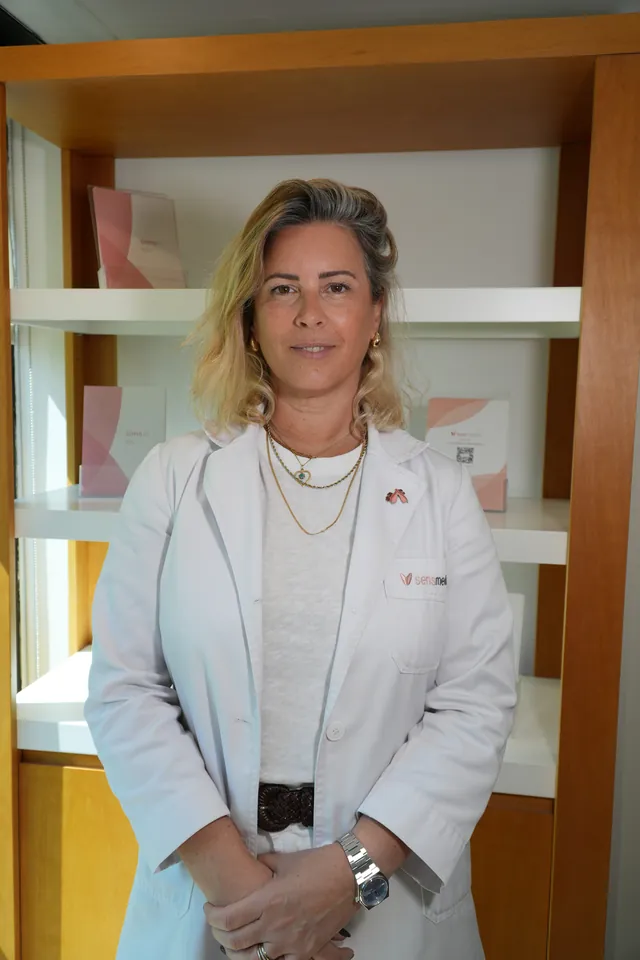 Profesional de Sens Medical explicando el tratamiento