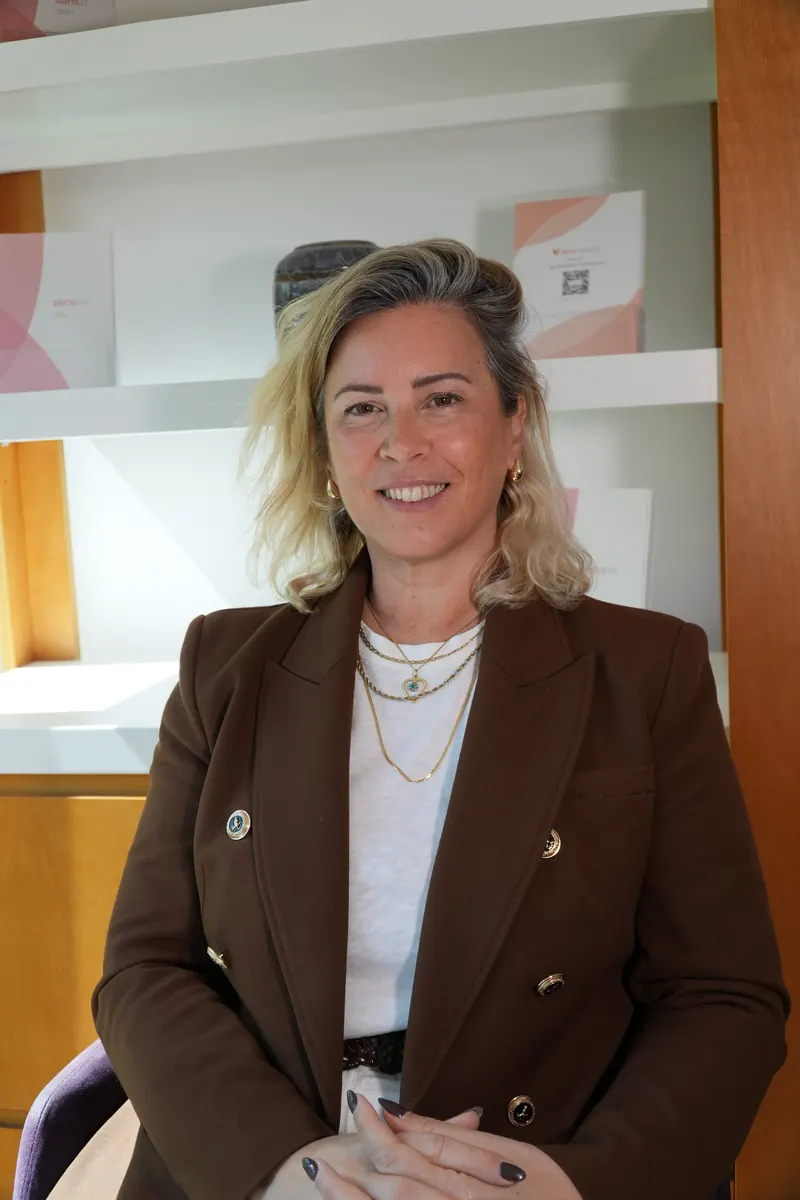 Dra. Catalina Alexenicer explicando el tratamiento